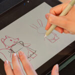Elisa Canaglia mentre disegna su iPad