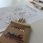 Fogli e matite al laboratorio Back to School