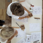 Bambini all'opera con le illustrazioni personalizzate
