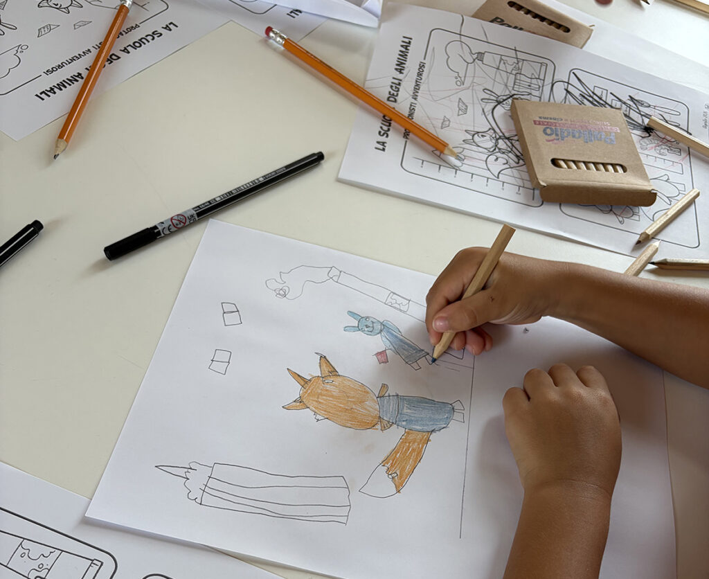 Qualche momento di caos creativo con un partecipante che colora la sua volpe illustrata