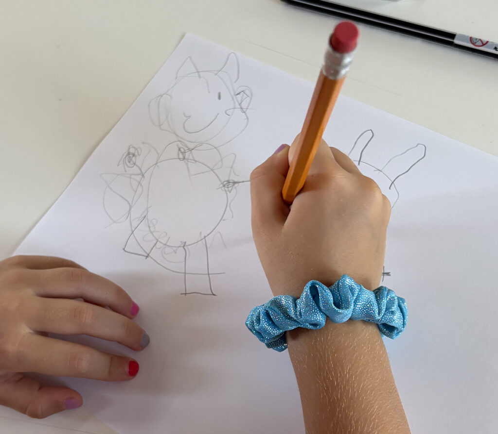 Partecipante all'opera con il disegno della sua volpe illustrata durante il laboratorio back to school