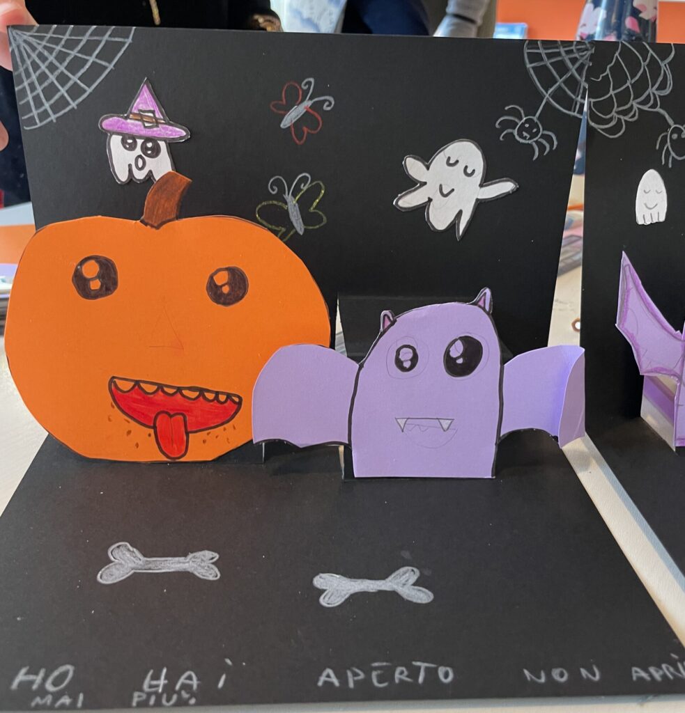 Biglietto in pop-up a tema Halloween con zucca, pipistrello e fantasma