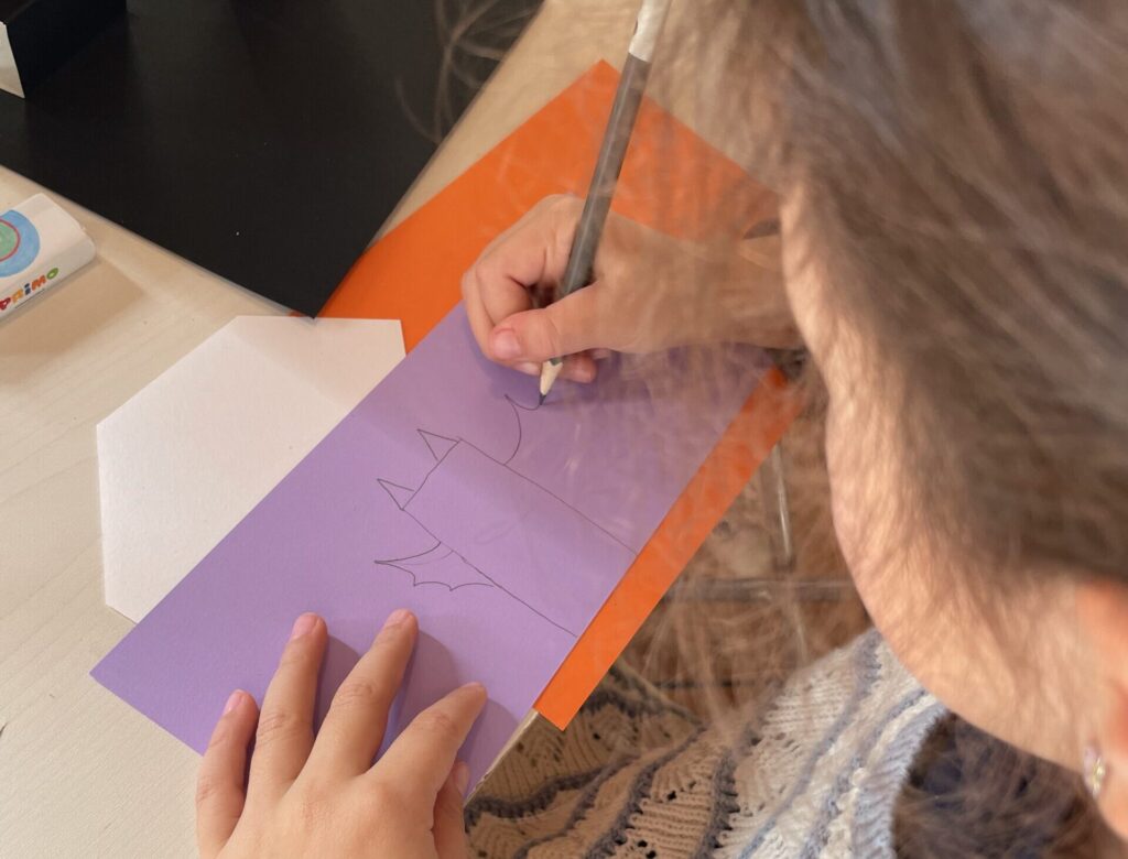 Bambina che disegna personaggi di Halloween